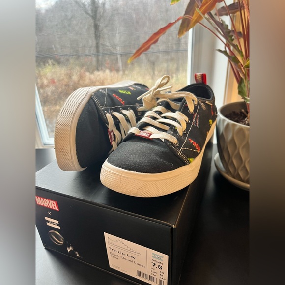 TOMS Marvel in box Exclusive Sneaker Captain America Thor Iron Man Hulk Disney - Picture 2 of 4
